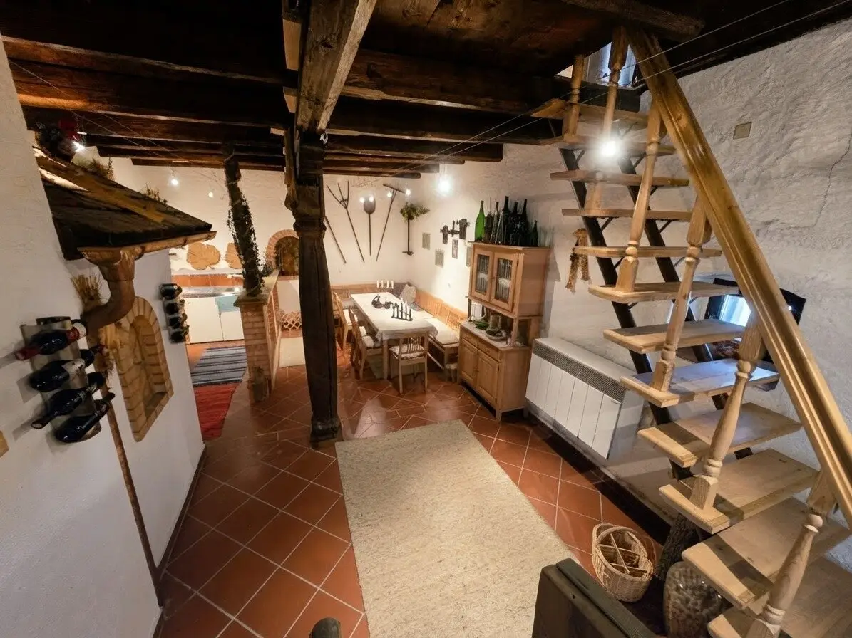 Liebevoll saniertes Presshaus mit Wohnbereich, Terrasse &amp; traditioneller Kellerröhre