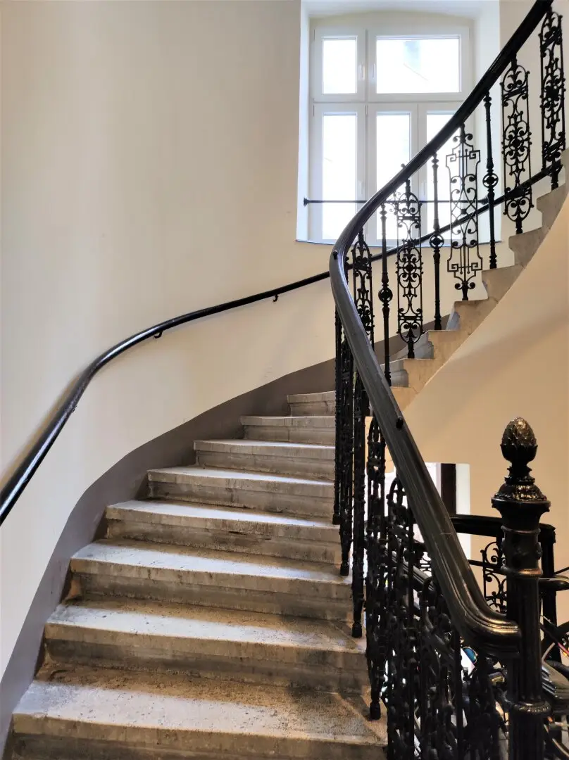 Near Mariahilferstrasse I Beautiful apartment building in top location with unfinished attic Perfect also for owner-occupiers