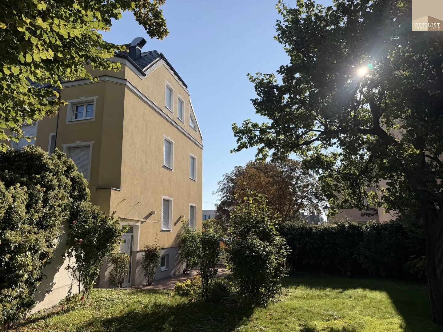 Doctors, Entrepreneurs &amp; Families: House in well-known location with up to 3 residential units and plot with building reserve