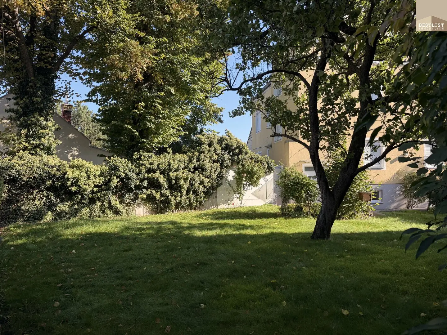 Doctors, Entrepreneurs &amp; Families: House in well-known location with up to 3 residential units and plot with building reserve