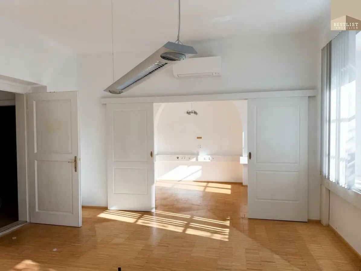 Doctors, Entrepreneurs &amp; Families: House in well-known location with up to 3 residential units and plot with building reserve