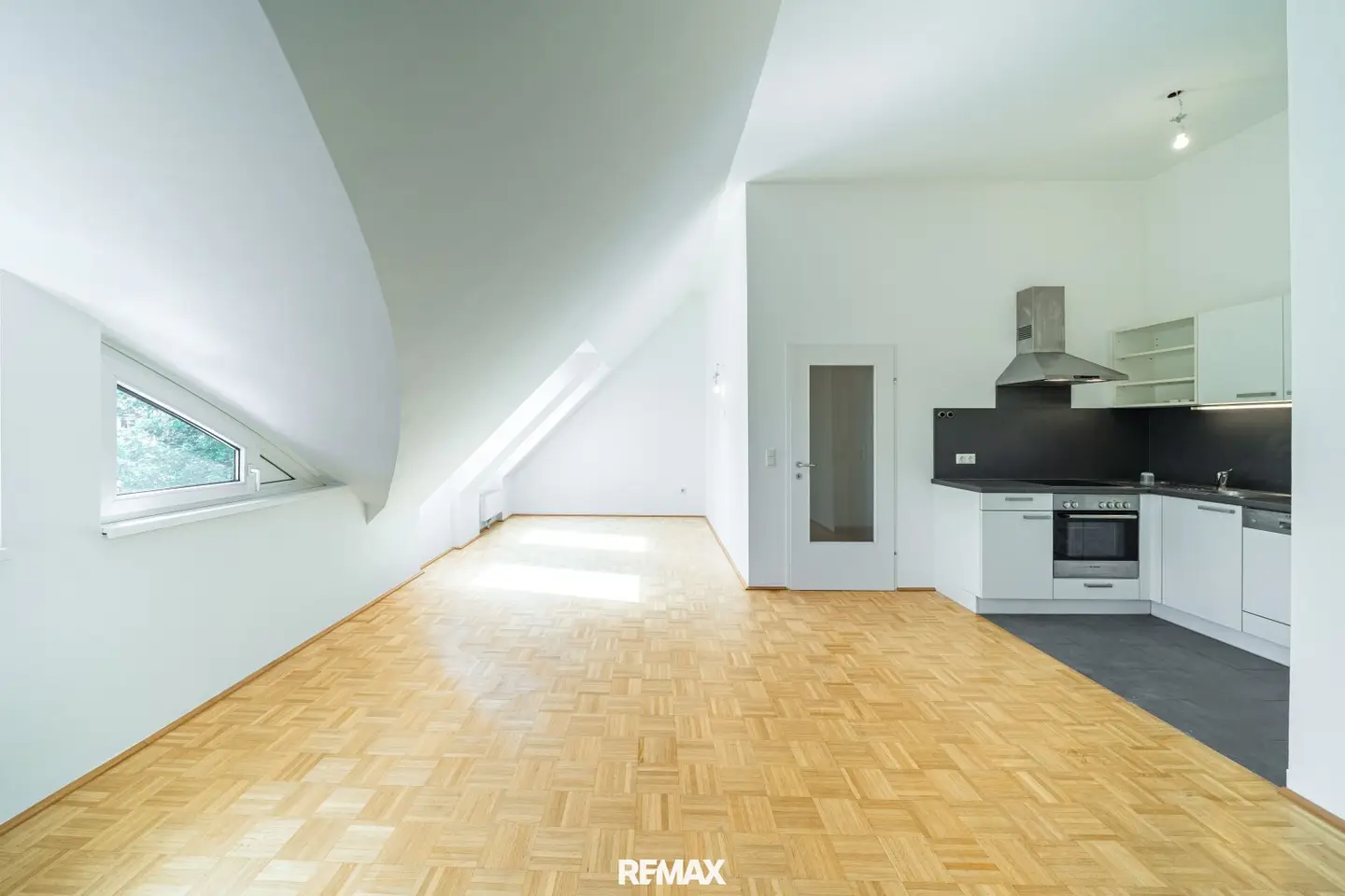 Dachwohnung mit viel Licht und herrlichem Grünblick