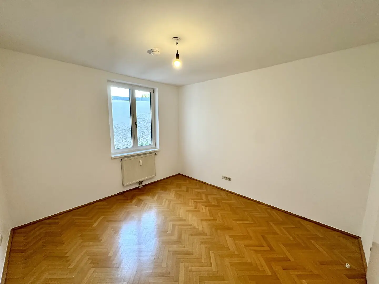 Perfectly located 3-room apartment in 1050 for rent Right by the Naschmarkt Shared apartment suitable