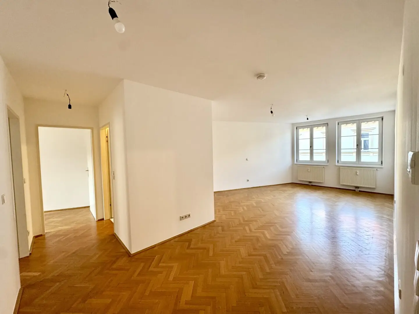 Perfectly located 3-room apartment in 1050 for rent Right by the Naschmarkt Shared apartment suitable