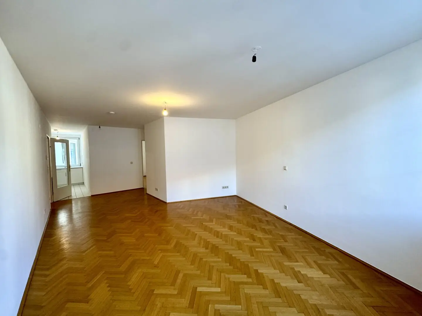 Perfectly located 3-room apartment in 1050 for rent Right by the Naschmarkt Shared apartment suitable