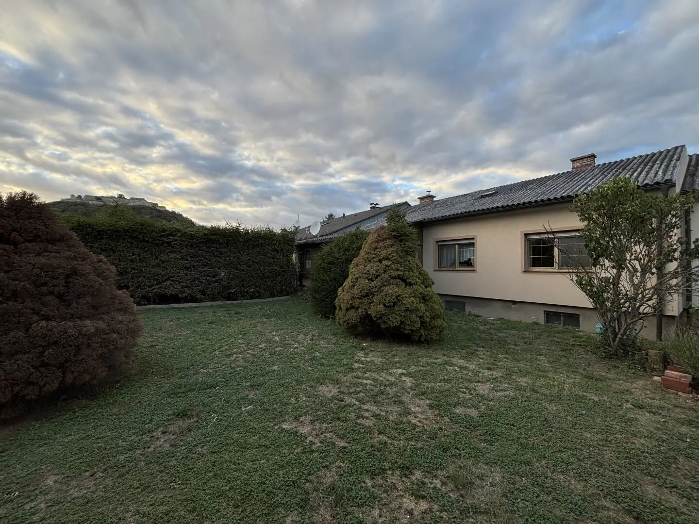 Wohnen mit Schlossbergblick – Einfamilienhaus mit Garten und viel Gestaltungsmöglichkeiten in Hainburg