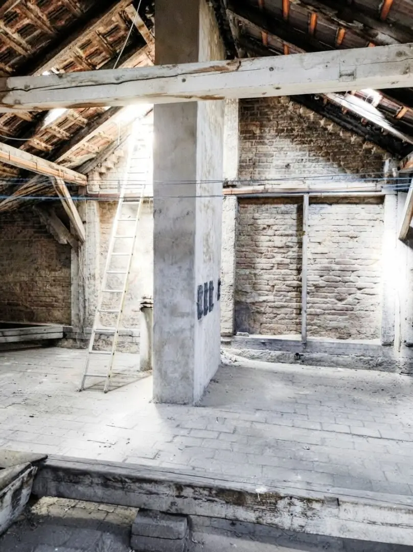 Nähe Mariahiferstrasse I Rohdachboden und wunderschönes Zinshaus mit 8 Wohnungen in bester Lage -- Perfekt auch für Eigennutzer