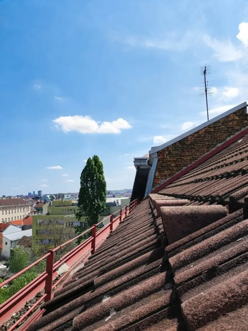 Nähe Mariahiferstrasse I Rohdachboden und wunderschönes Zinshaus mit 8 Wohnungen in bester Lage -- Perfekt auch für Eigennutzer
