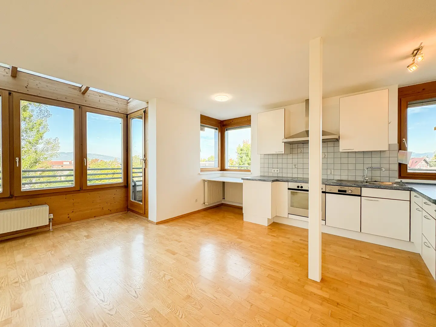 Gepflegte Dachgeschosswohnung mit großem Balkon und Carport