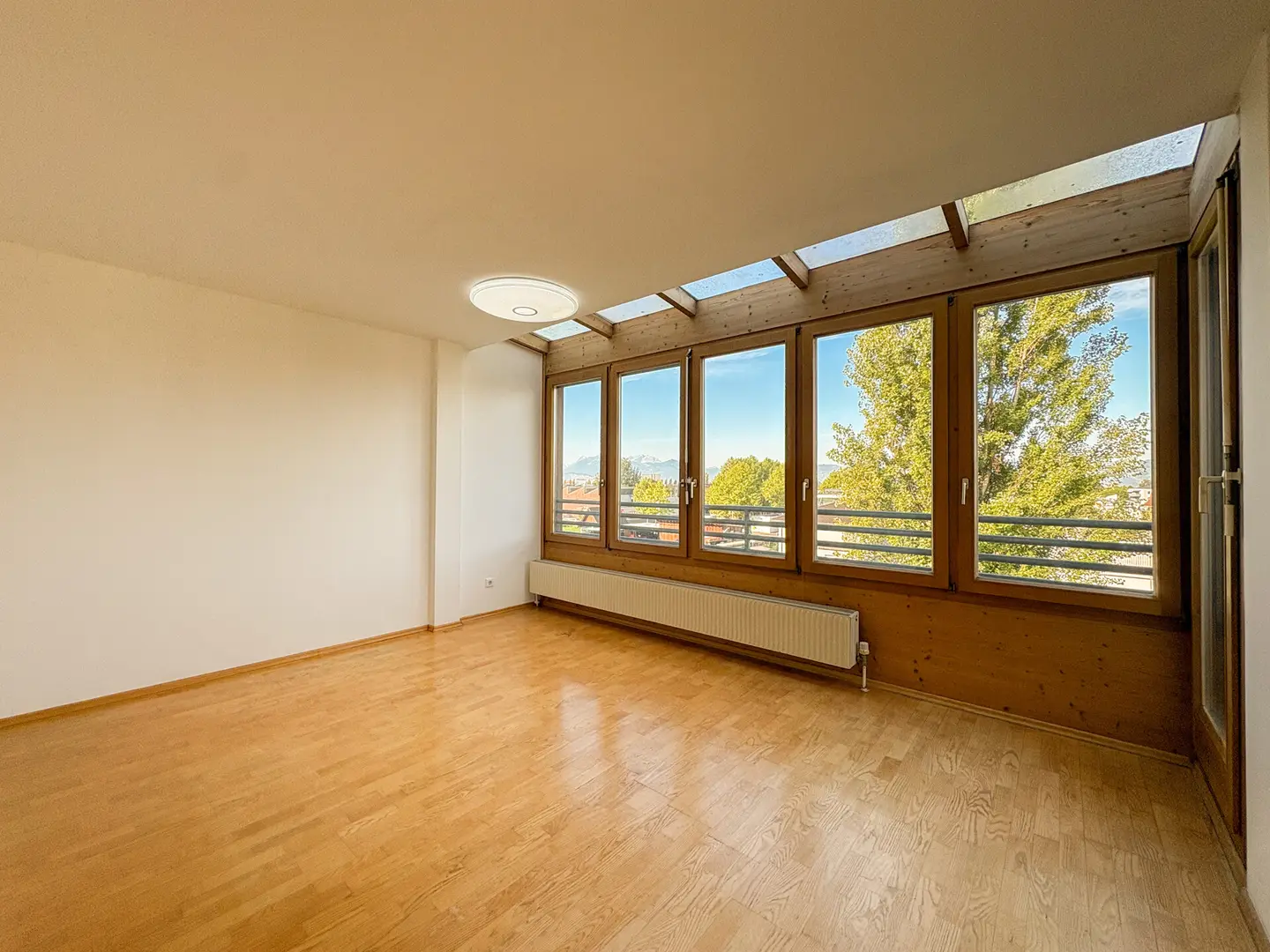 Gepflegte Dachgeschosswohnung mit großem Balkon und Carport
