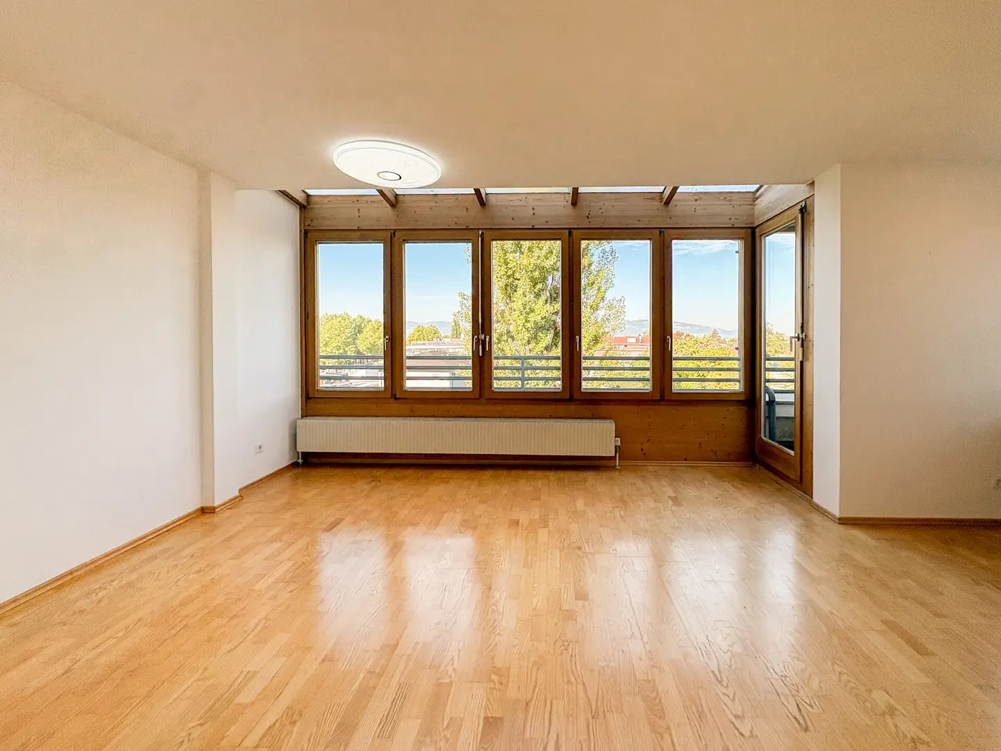 Gepflegte Dachgeschosswohnung mit großem Balkon und Carport