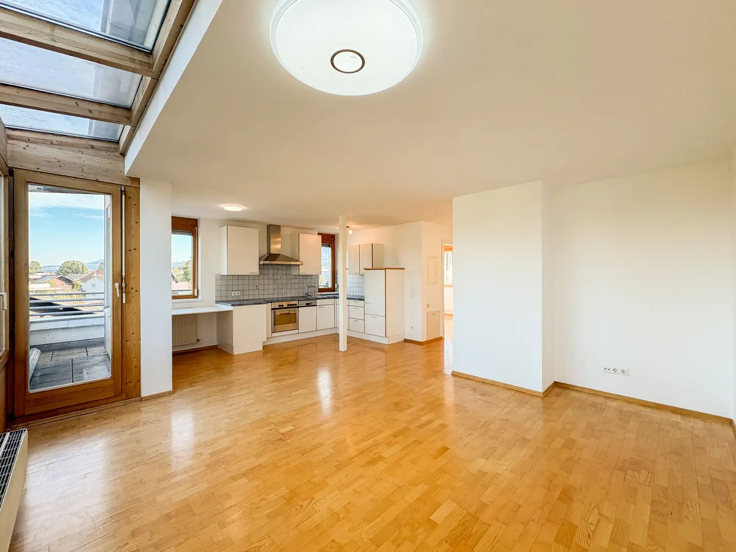 Gepflegte Dachgeschosswohnung mit großem Balkon und Carport