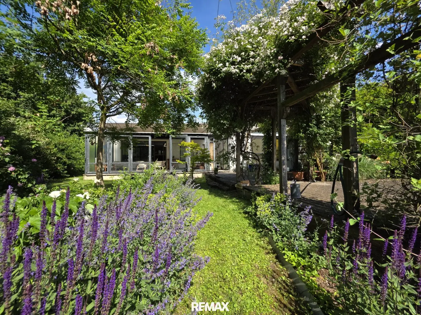 OPEN HOUSE! Wunderschönes Anwesen mit liebevoll angelegtem Garten und Pool