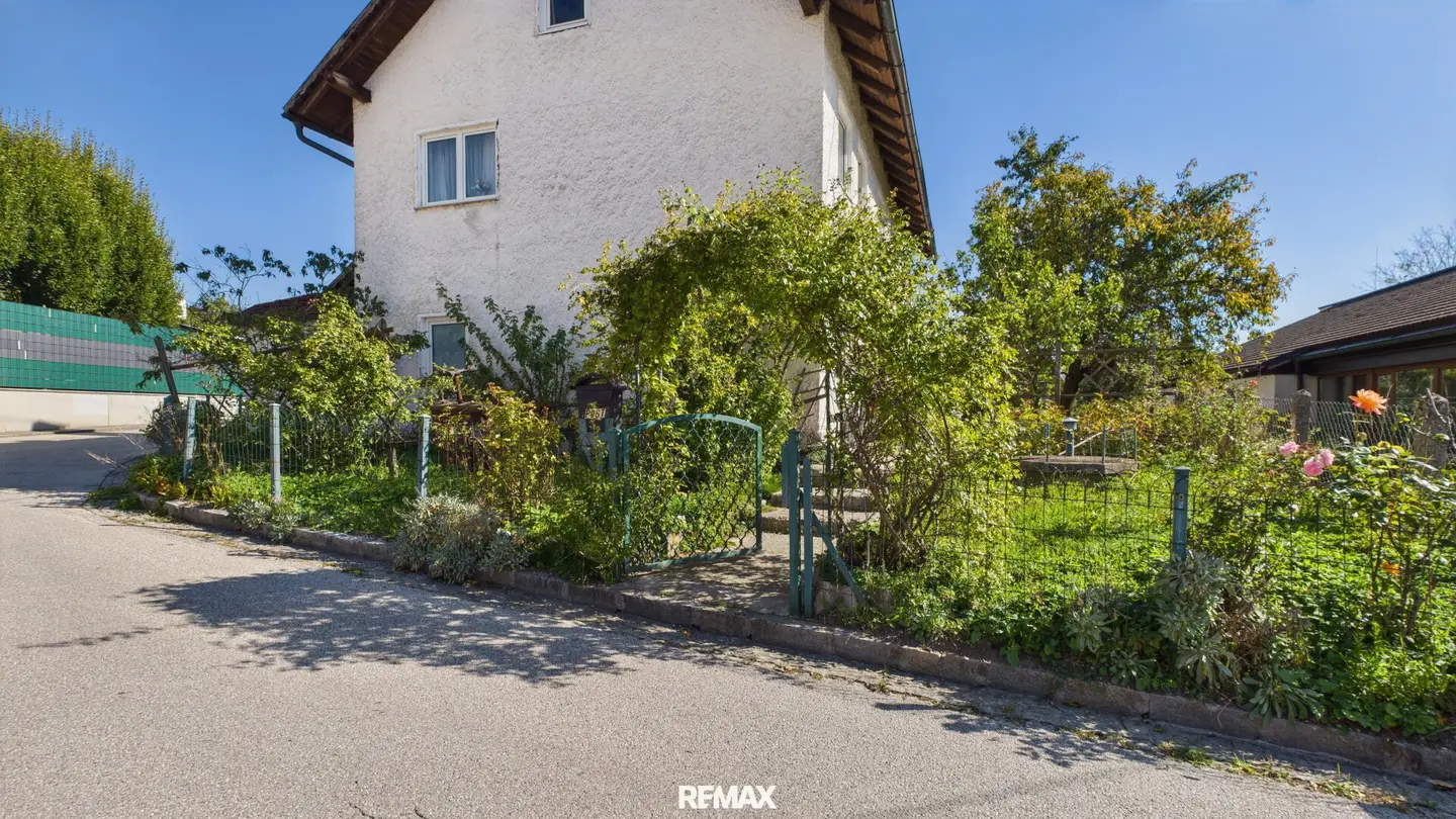 Charming house with great potential in attractive location of Rufling