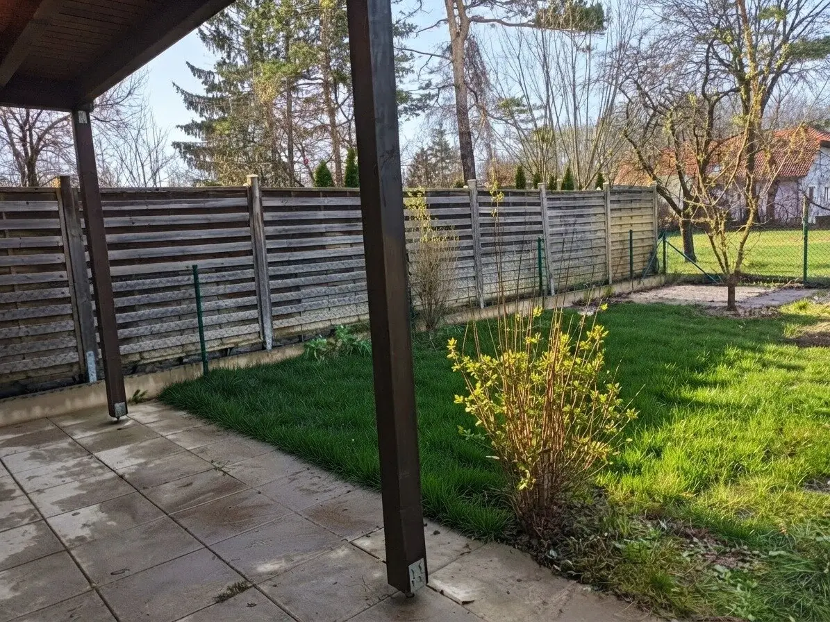 Charmantes Reihenhaus mit Gartenidylle und Terrasse und Parkplatz