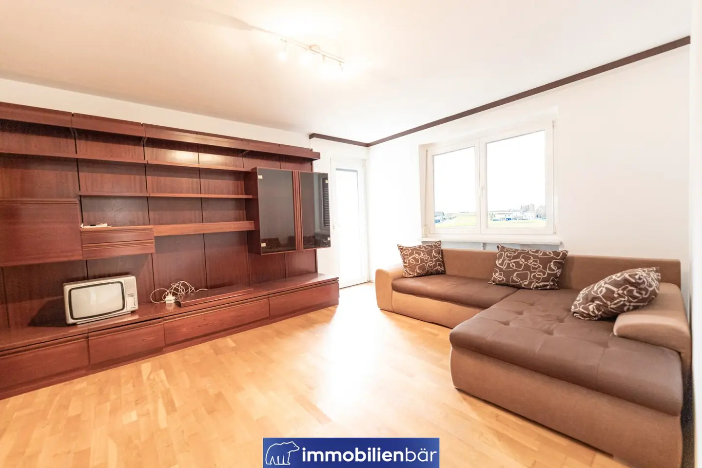 Cosy and quiet 4-room apartment with loggia in Neumarkt