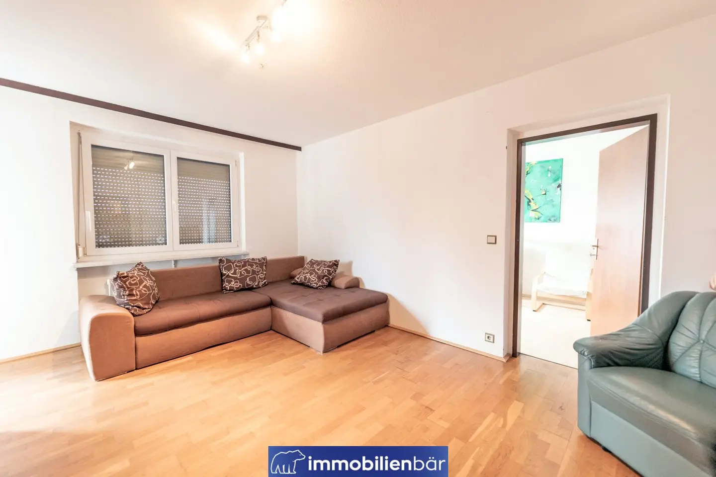 Cosy and quiet 4-room apartment with loggia in Neumarkt