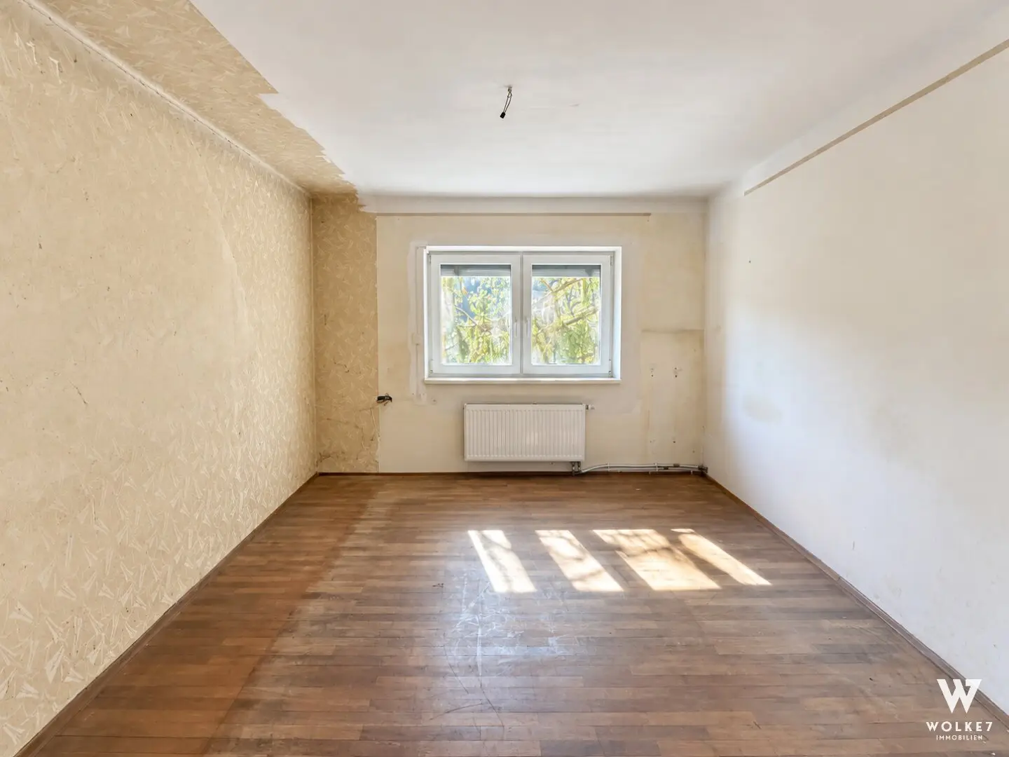 Single-family house on approx. 1.535 m² private land with great renovation potential