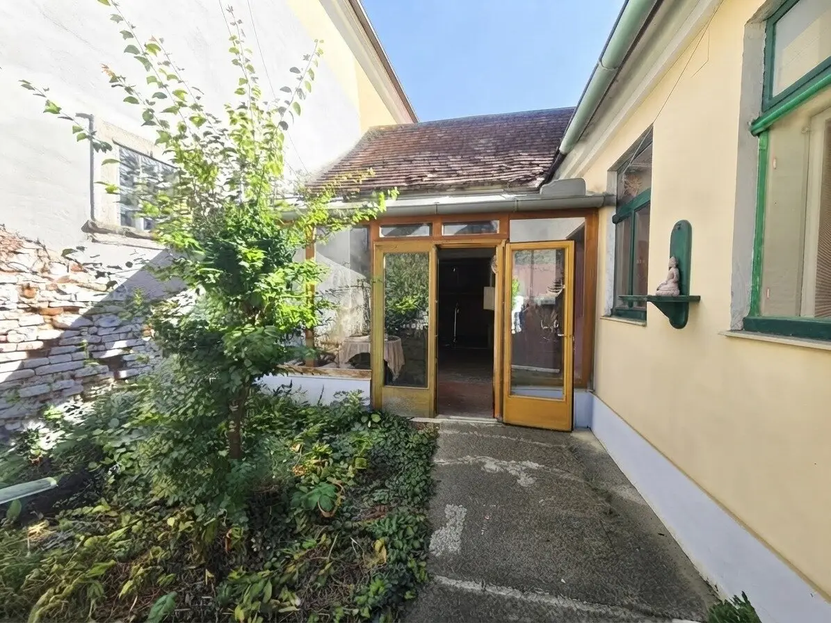 Traditional farmhouse with large plot and outbuildings in need of renovation in 2051 Zellerndorf