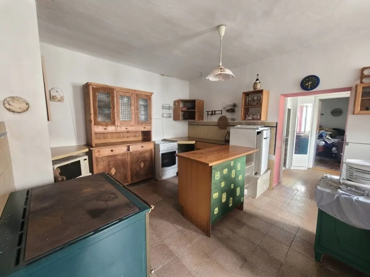 Traditional farmhouse with large plot and outbuildings in need of renovation in 2051 Zellerndorf