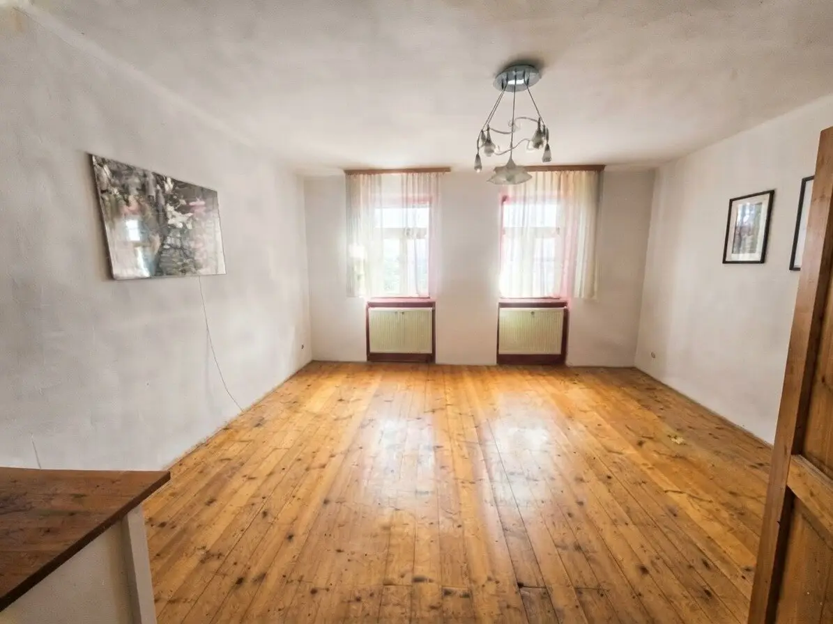 Traditional farmhouse with large plot and outbuildings in need of renovation in 2051 Zellerndorf