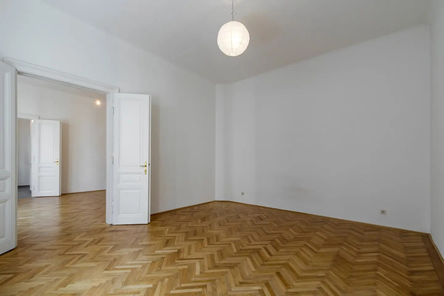 Hofruhelage! Zwei-Zimmer-Altbau mit Balkonoption