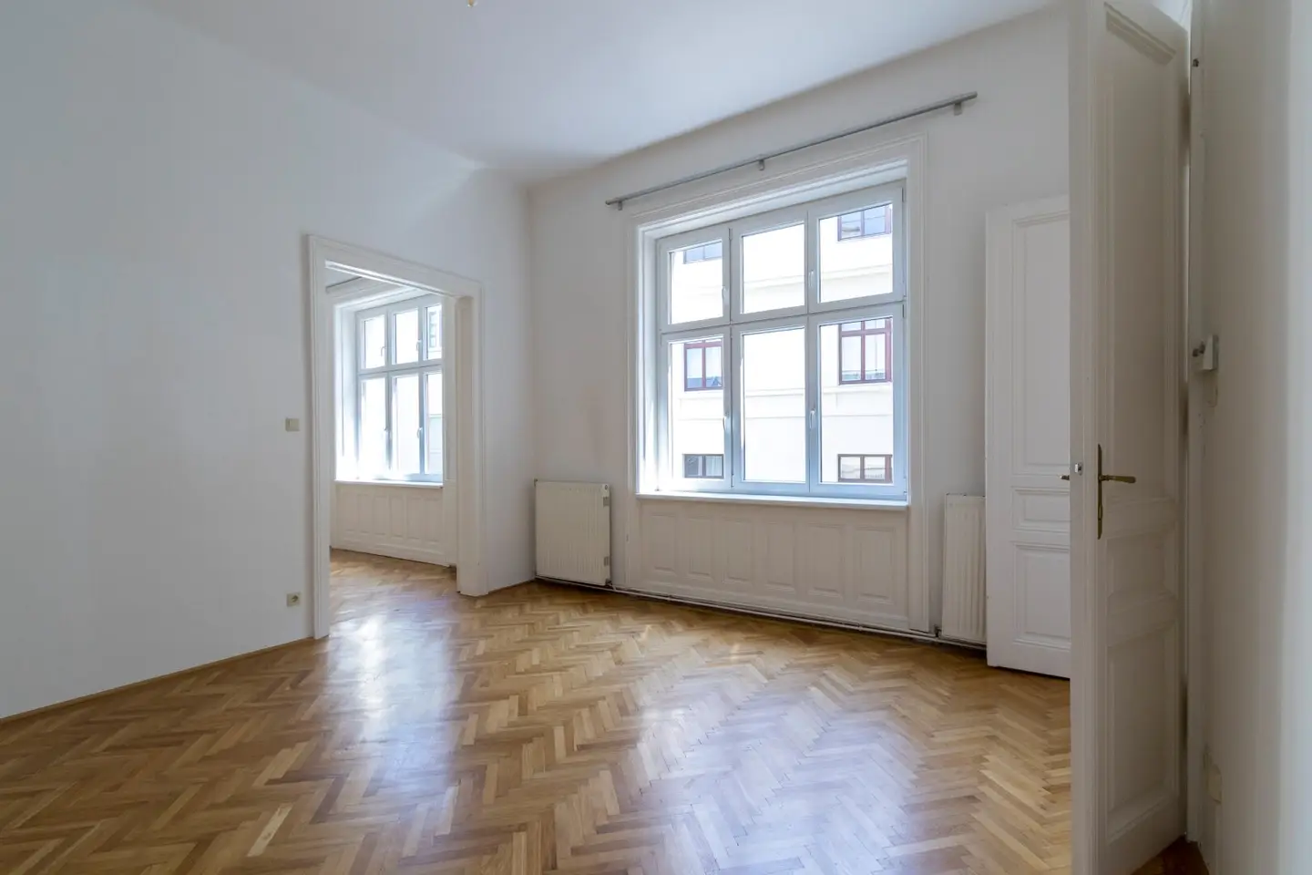 Hofruhelage! Zwei-Zimmer-Altbau mit Balkonoption
