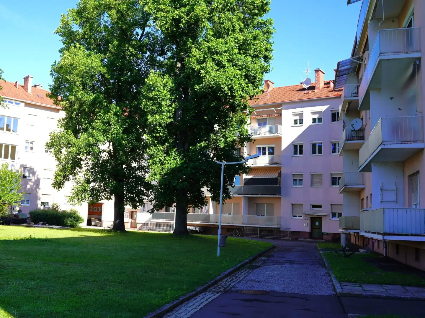 Immediately available, partially furnished 85.88m² condominium on the raised ground floor with balcony near the center