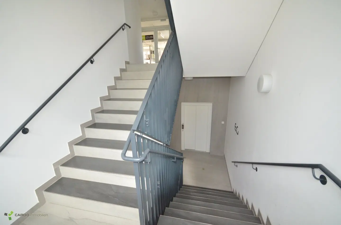 Repräsentative Gewerbeflächen mit große Terrasse in unmittelbarer Nähe zu UNO City und U-Bahn