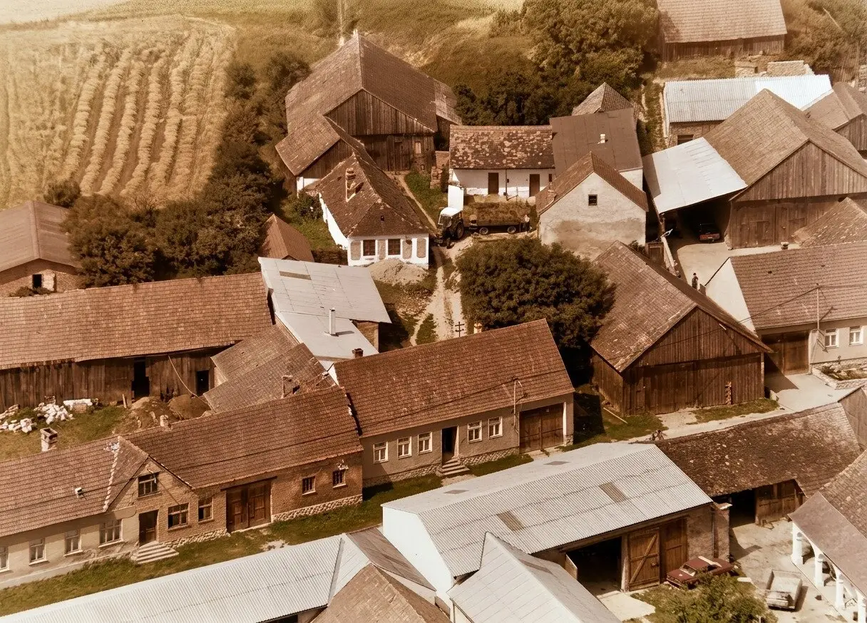 Historischer Weinviertler Hof mit rund 23.775 m² Grundbesitz, Waldflächen und großzügigem Rohdachboden