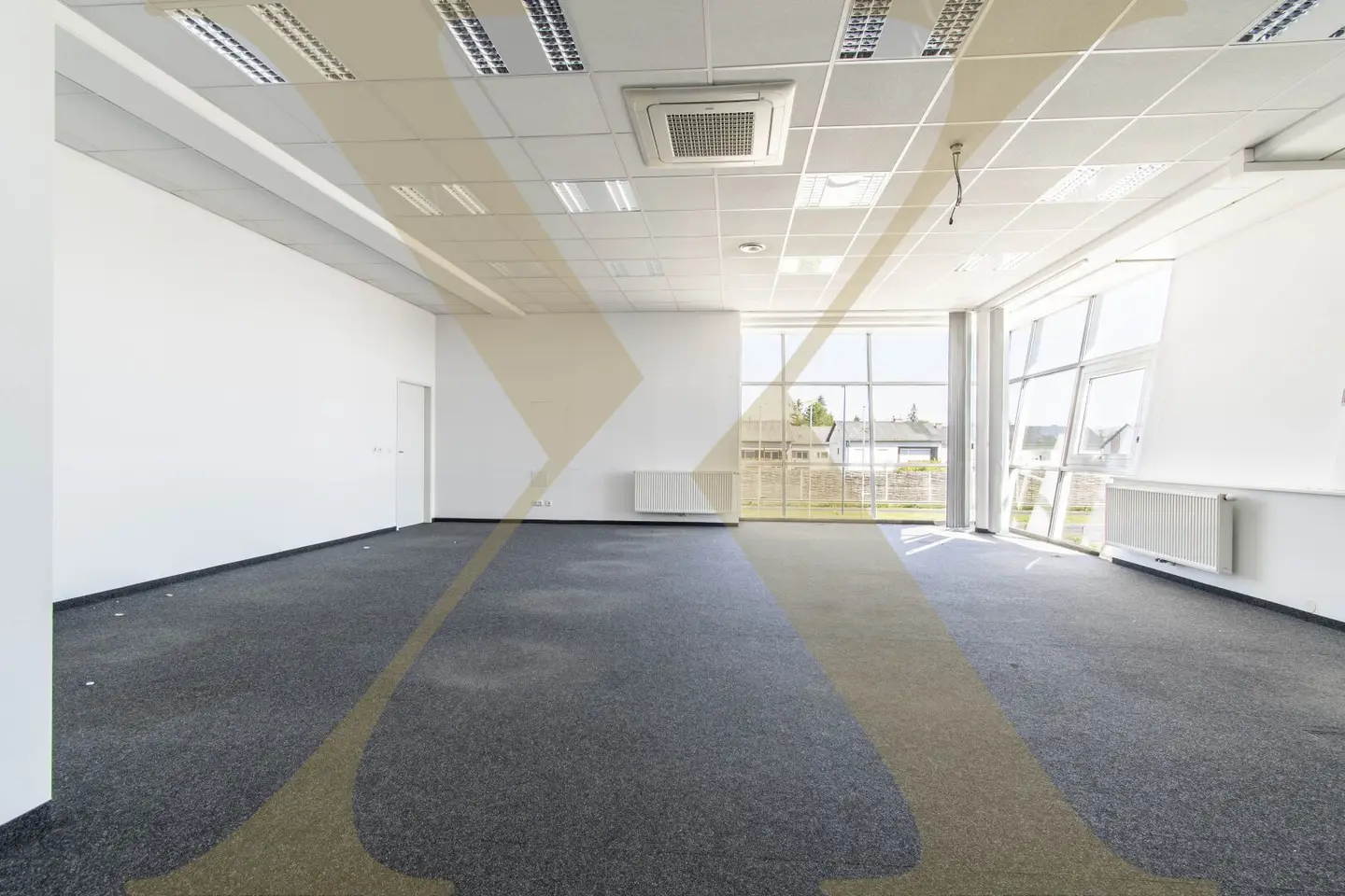 Air-conditioned office space with parking spaces and storage in Traun prime location for rent
