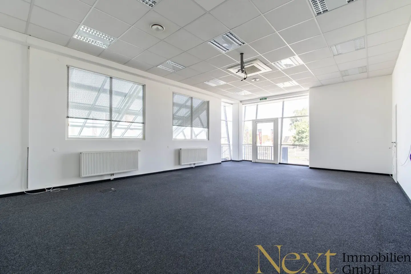 Air-conditioned office space with parking spaces and storage in Traun prime location for rent