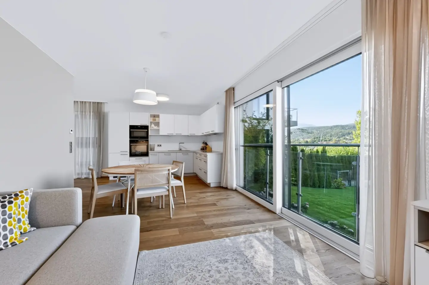 ***Gartentraum mit Blick über Velden - fußläufig ins Zentrum***