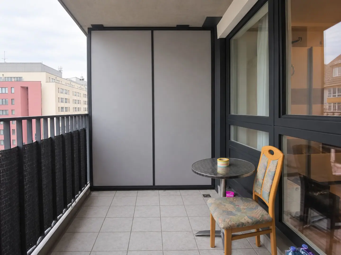 Part-furnished 2-room apartment with loggia including extras in the building