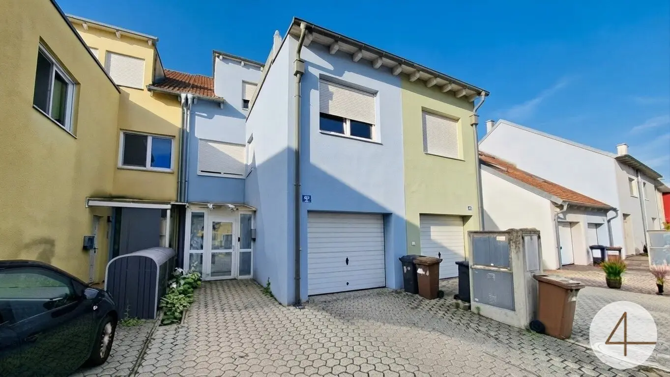 Leben am Wasser – großzügiges Reihenhaus mit Garten, Dachterrasse &amp; Garage in Vösendorf