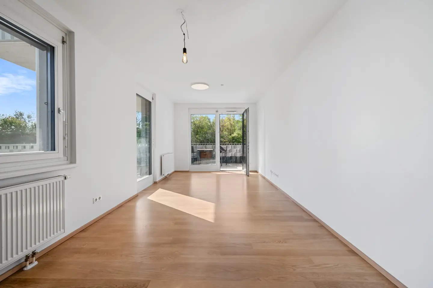 WO WIEN INS GRÜNE ÜBERGEHT. Drei Zimmer, 17 m² Südostbalkon und moderner Wohnkomfort.