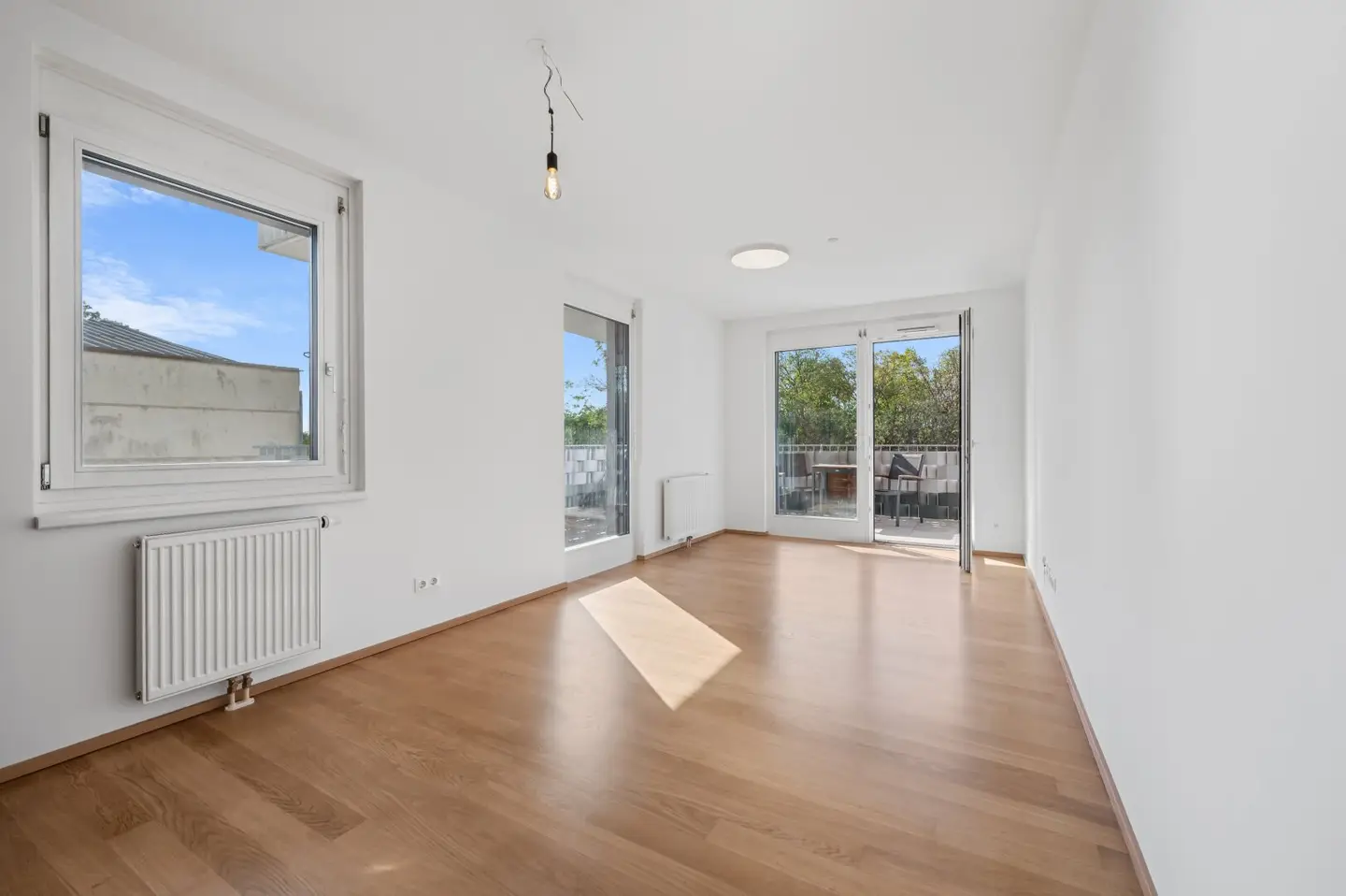 WO WIEN INS GRÜNE ÜBERGEHT. Drei Zimmer, 17 m² Südostbalkon und moderner Wohnkomfort.