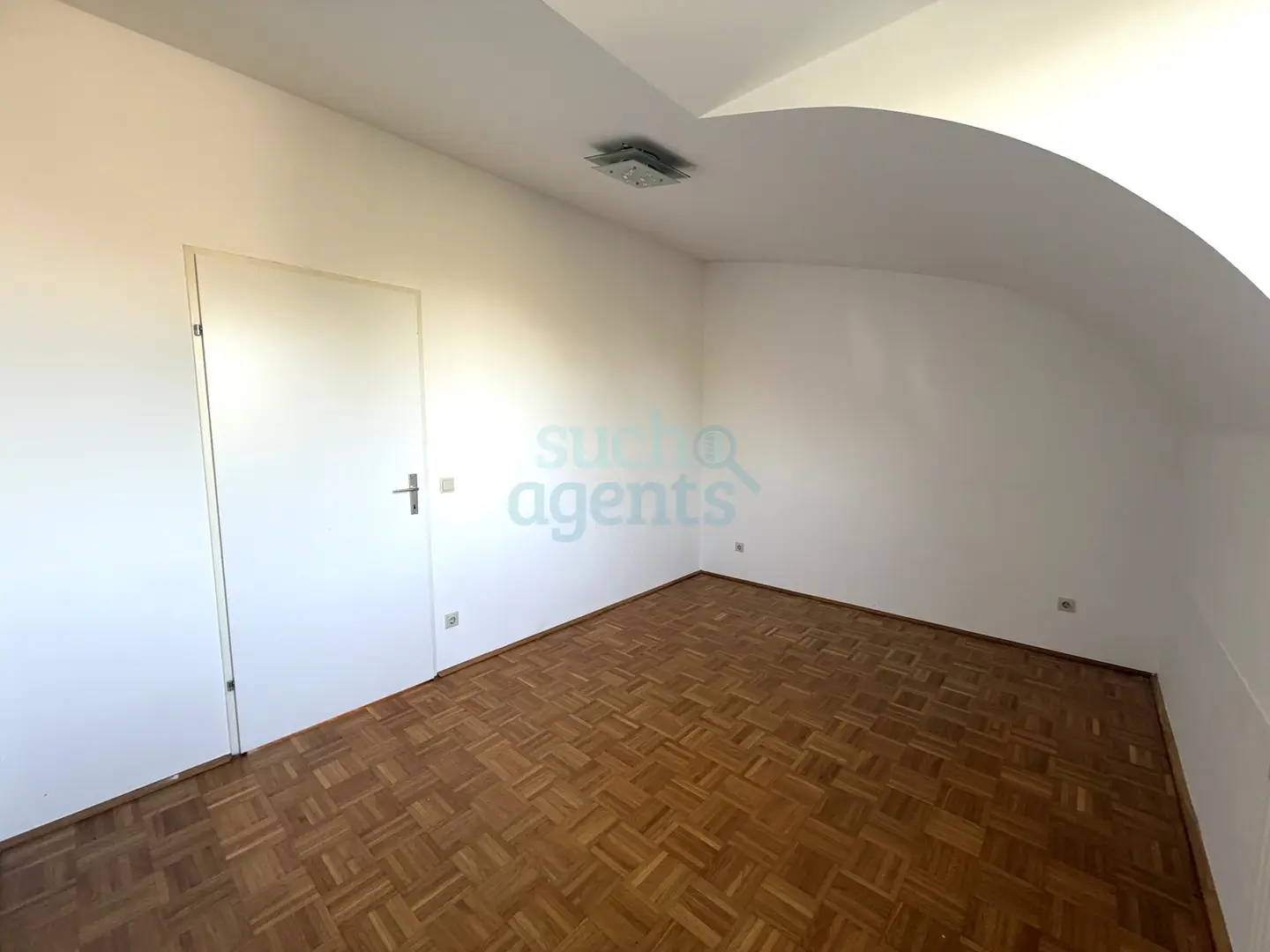 Lichtdurchflutete Dachgeschosswohnung mit Terrasse