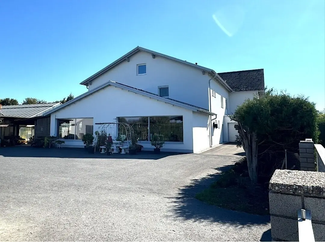Premium-Inserat – Mehrfamilienhaus mit ehemaliger Gärtnerei &amp; ca. 1 ha Grund in Burgau