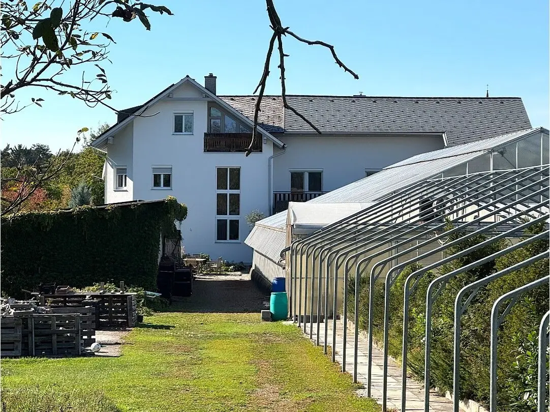 Premium-Inserat – Mehrfamilienhaus mit ehemaliger Gärtnerei &amp; ca. 1 ha Grund in Burgau