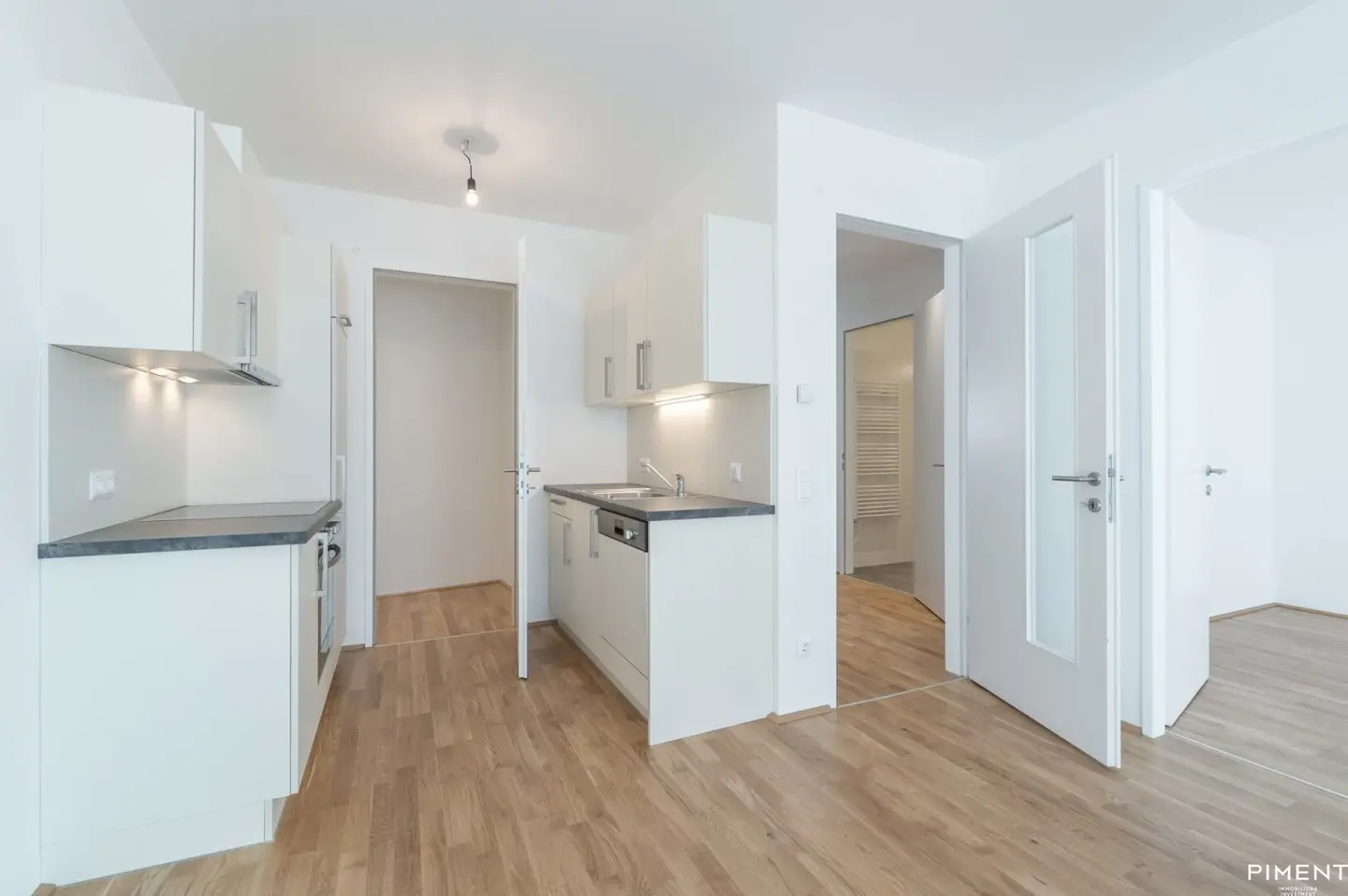 Quiet 2-room apartment with balcony near U1