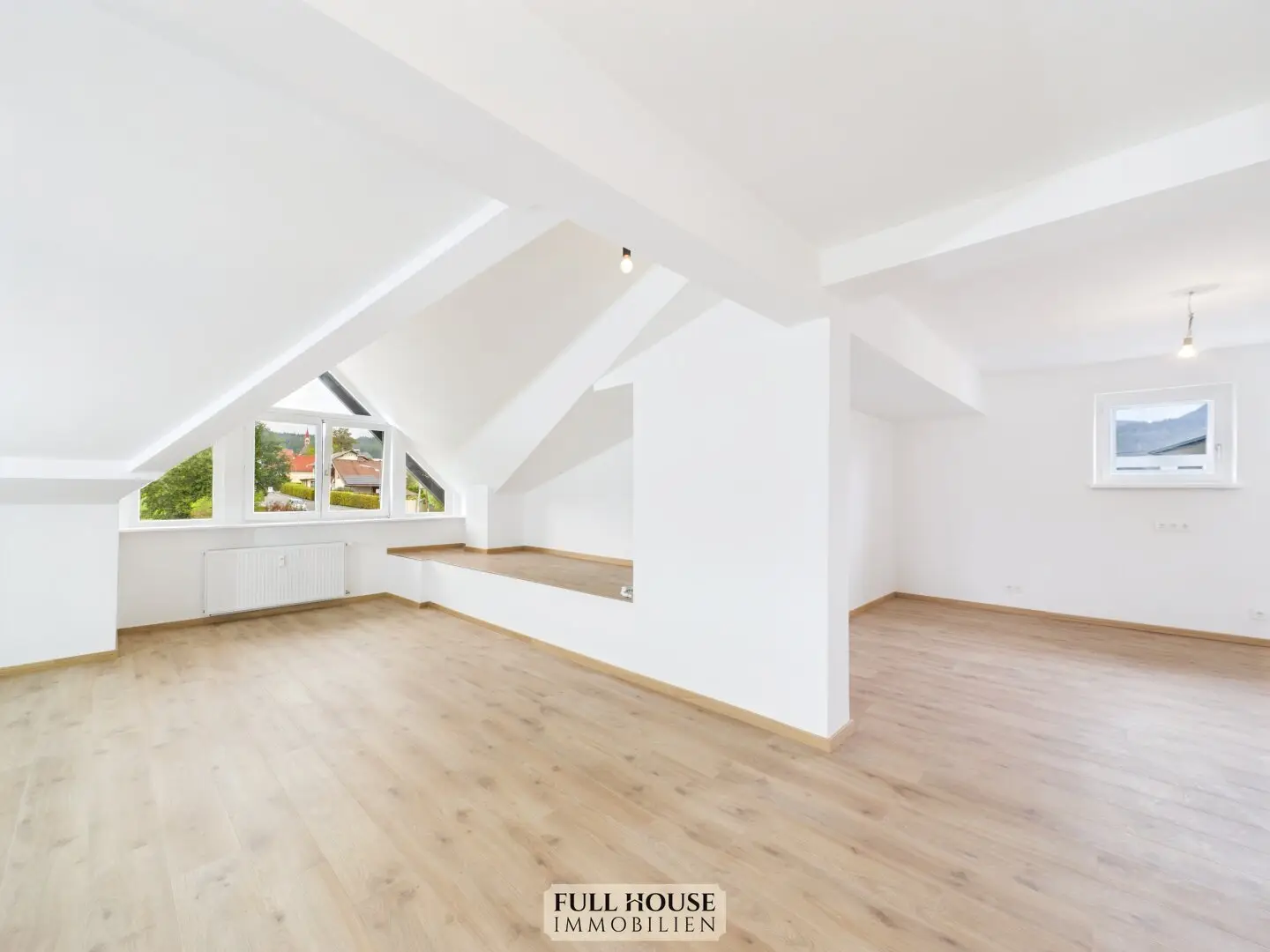 ERSTBEZUG NACH SANIERUNG: 3,5-ZIMMER-WOHNUNG MIT GROSSZÜGIGEM WOHNBEREICH, TERRASSE &amp; 2 STELLPLÄTZEN