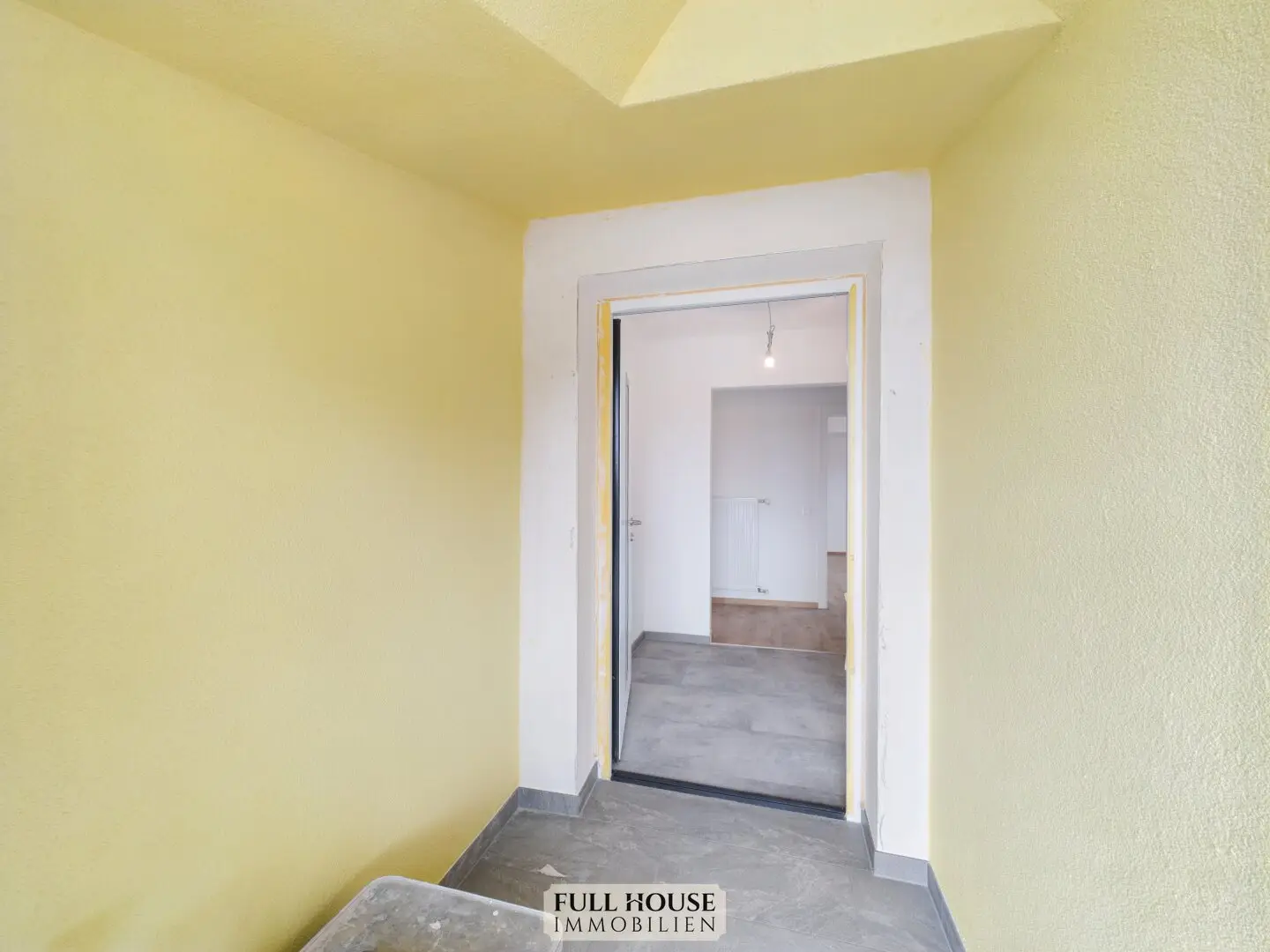 ERSTBEZUG NACH SANIERUNG: 3,5-ZIMMER-WOHNUNG MIT GROSSZÜGIGEM WOHNBEREICH, TERRASSE &amp; 2 STELLPLÄTZEN