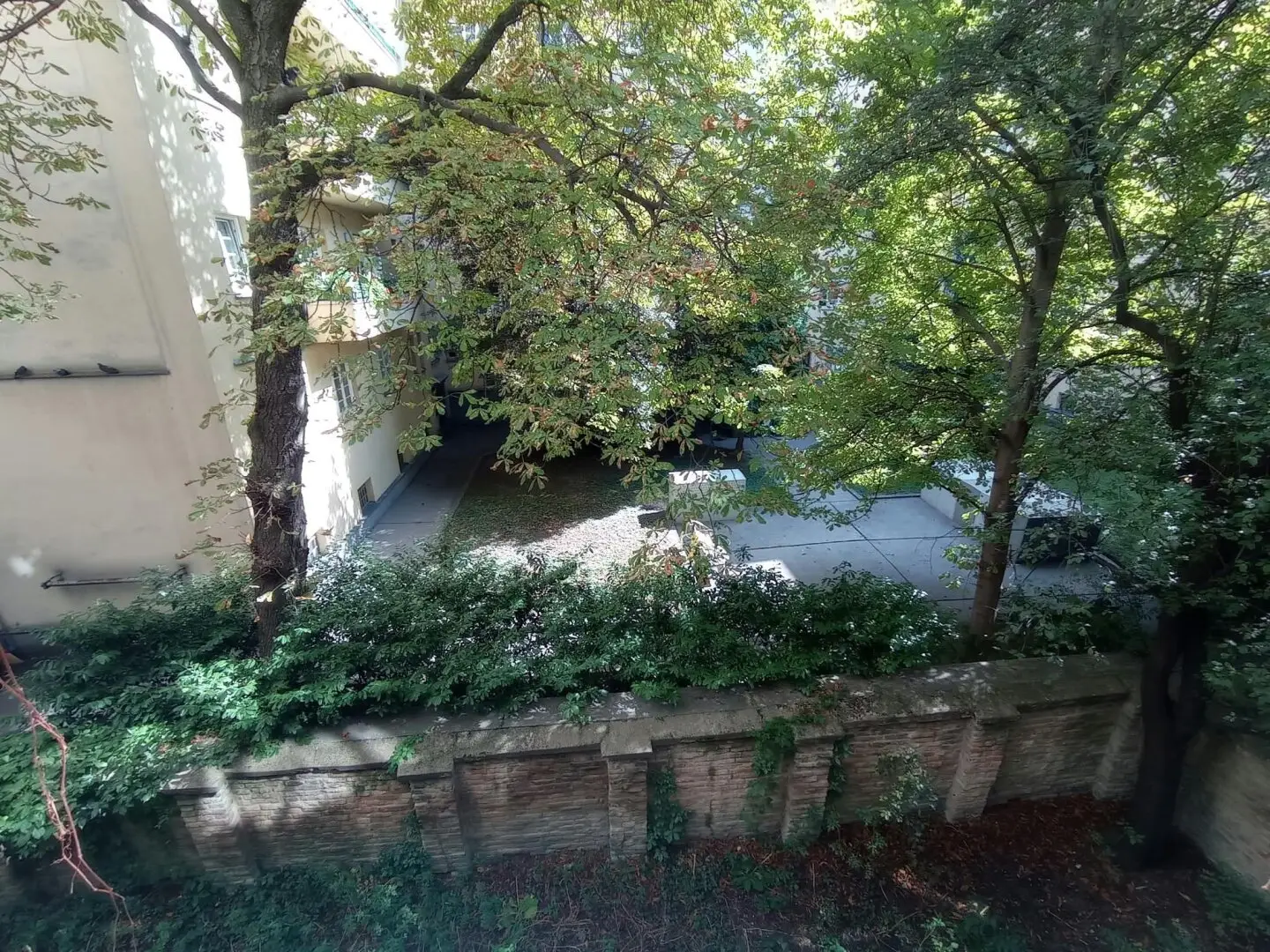 Courtyard-side 2-room period old building apartment Near U1