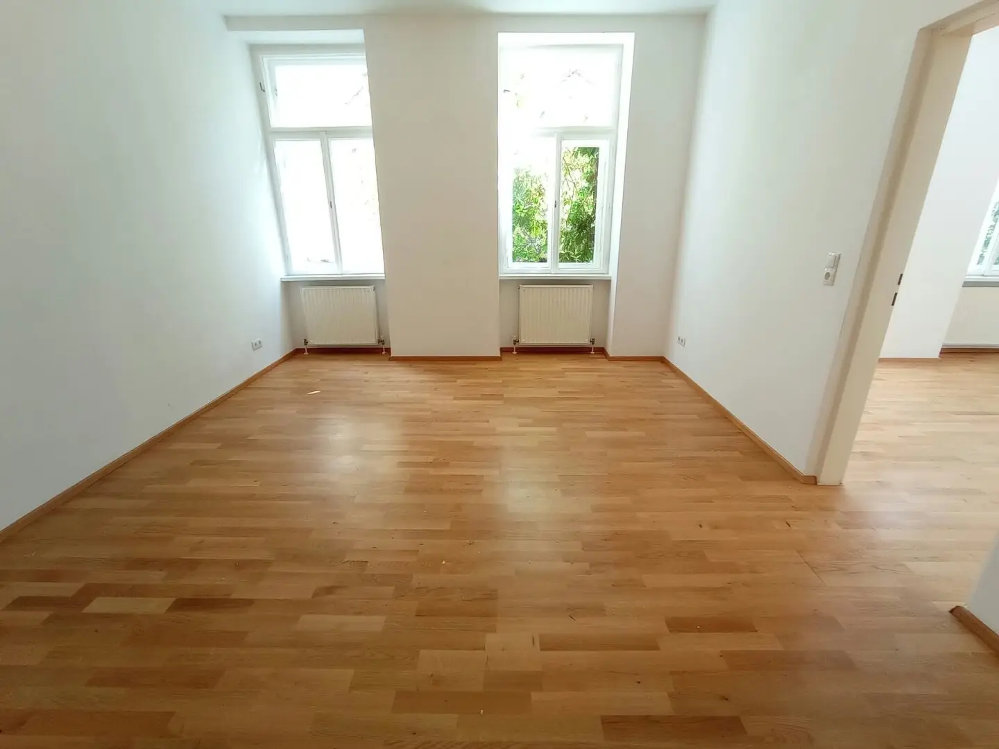 Courtyard-side 2-room period old building apartment Near U1