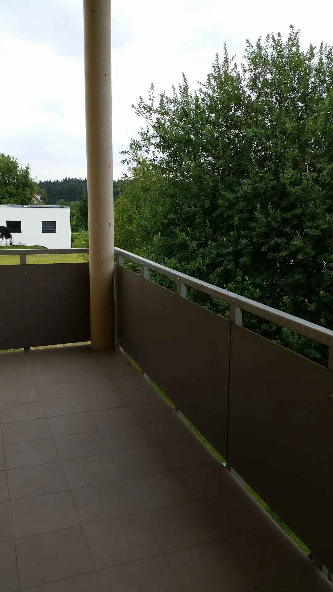 Wohnung mit überdachtem Balkon in ruhiger Grünlage