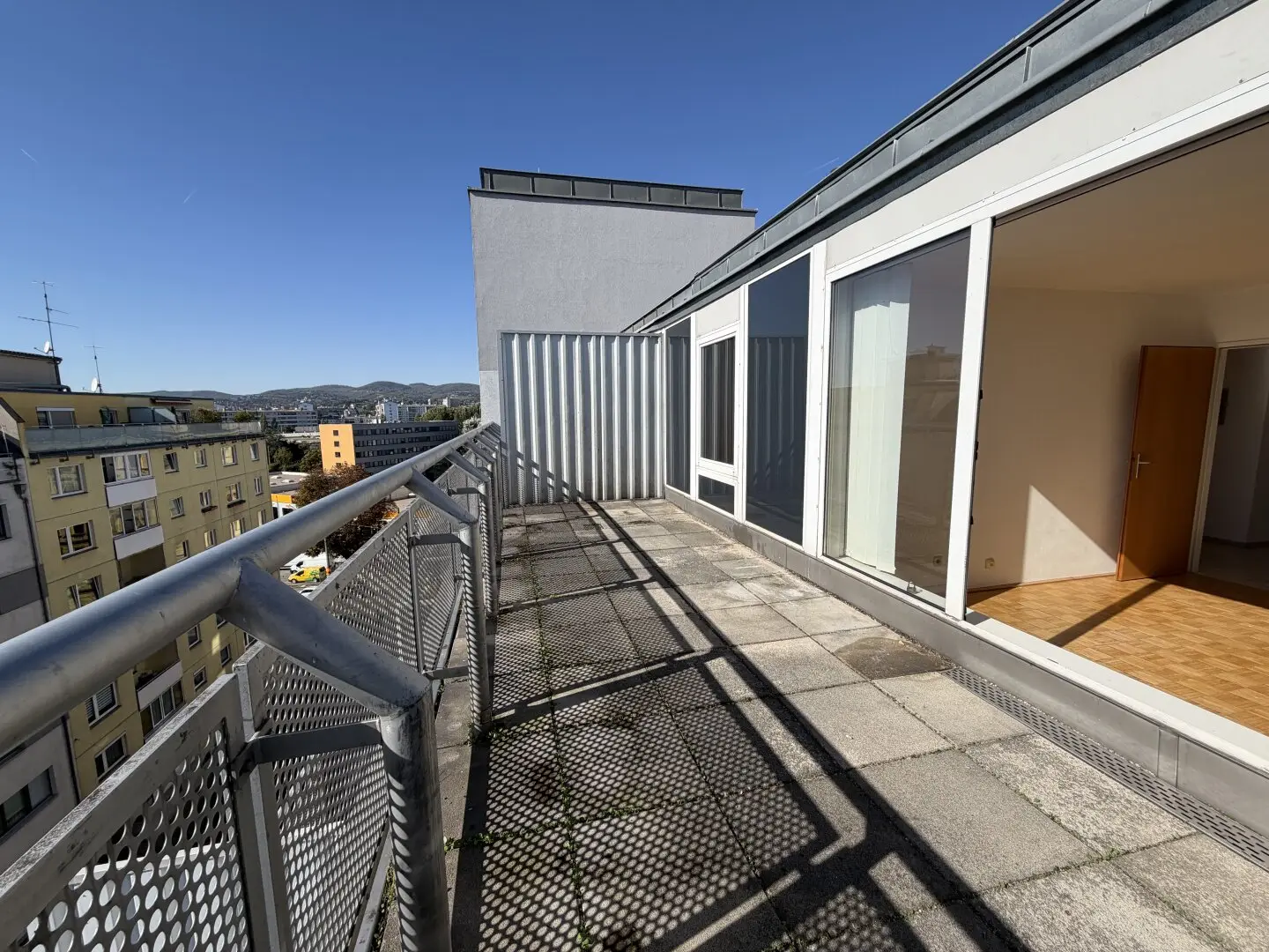 OHNE KÜCHE: Dachterrassen-Wohnung ohne Schrägen inkl. Abstellraum | Nähe U6