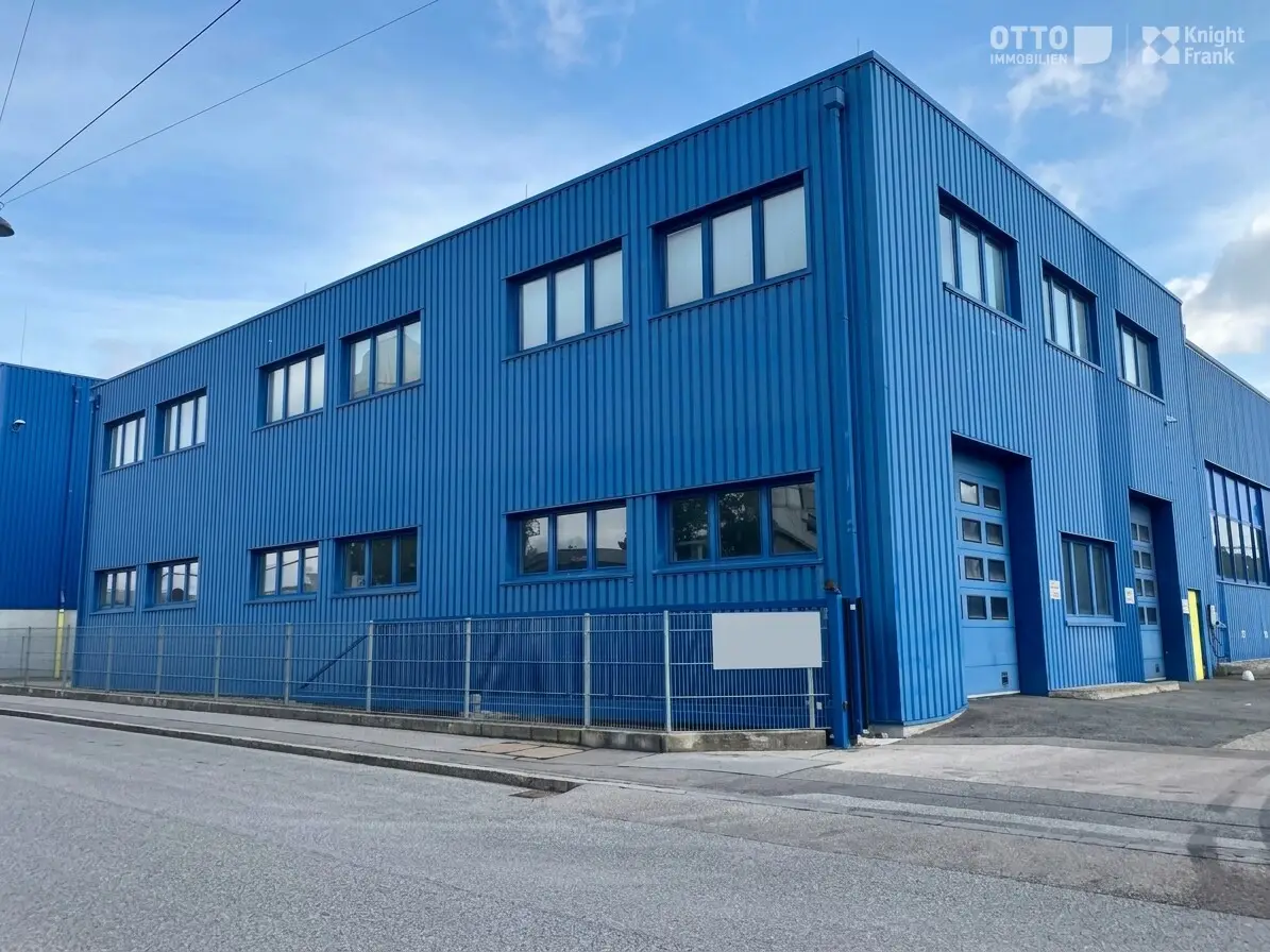 Loftwohnung with generous hall and ideal logistics