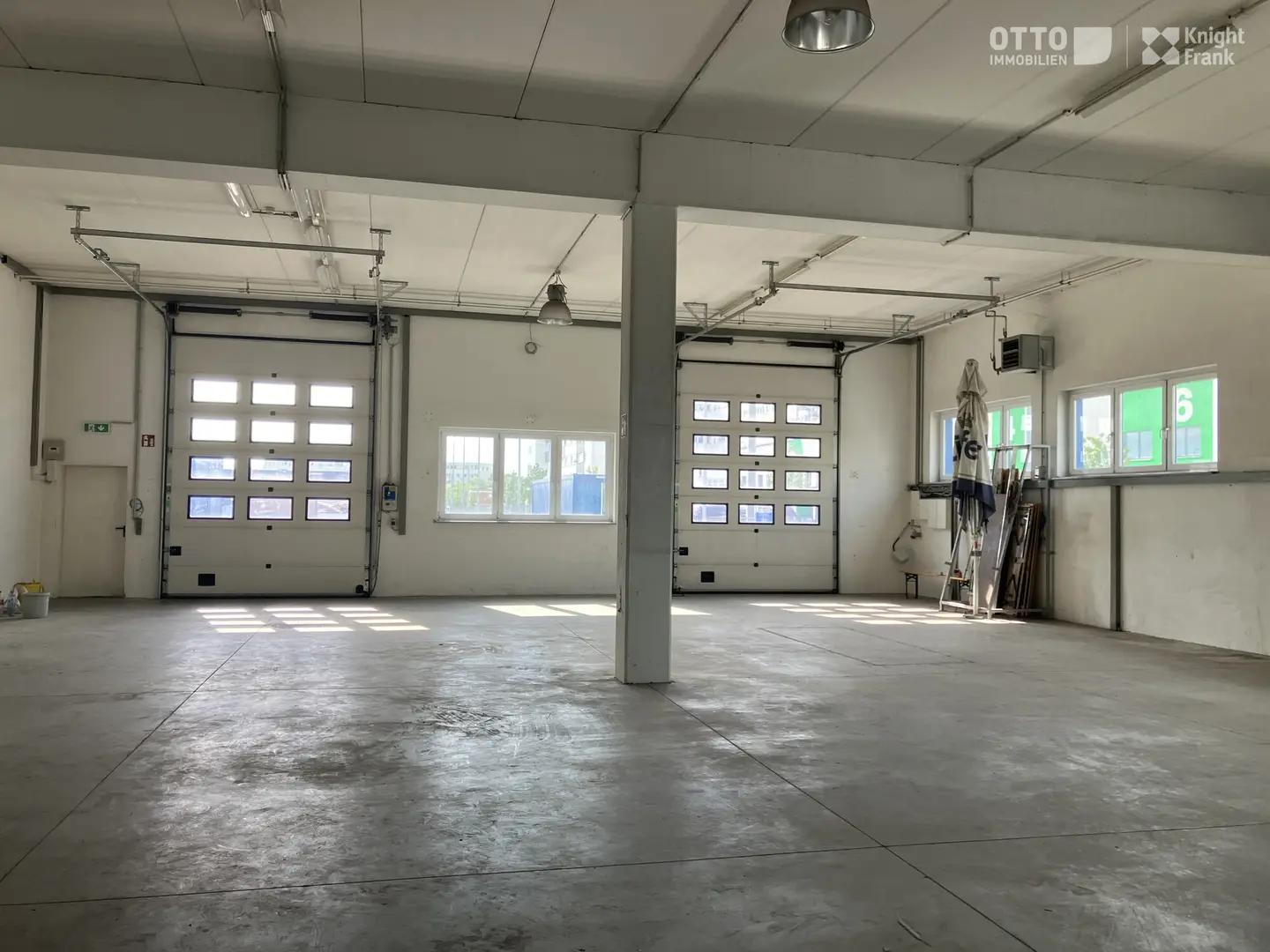 Loftwohnung with generous hall and ideal logistics