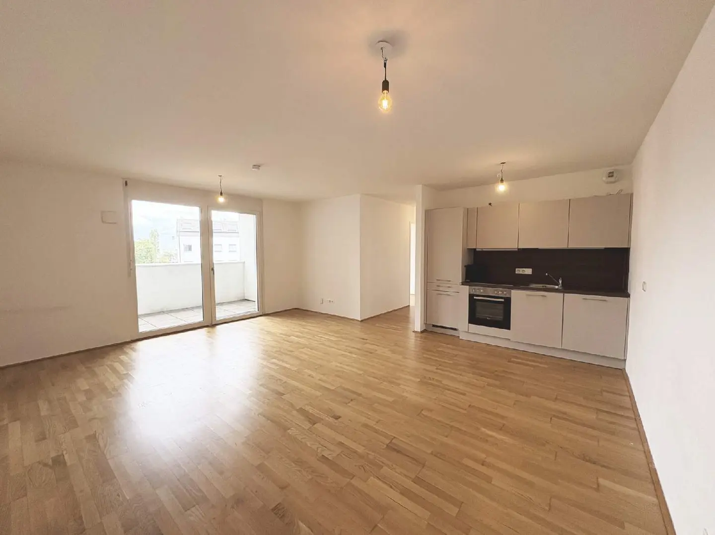 Bright apartment with loggia and ceiling cooling
